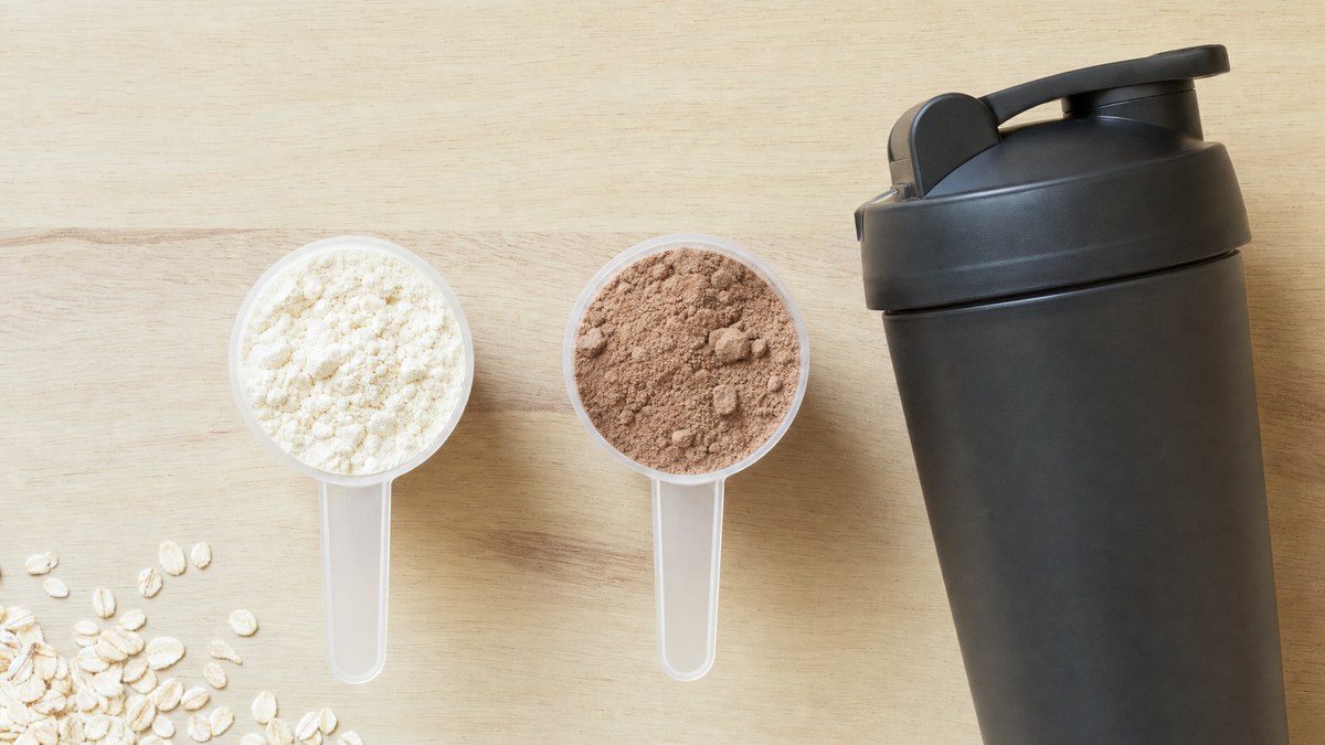 Deux doses de poudre protéinée whey et gainer sur un plan de travail - comparatif